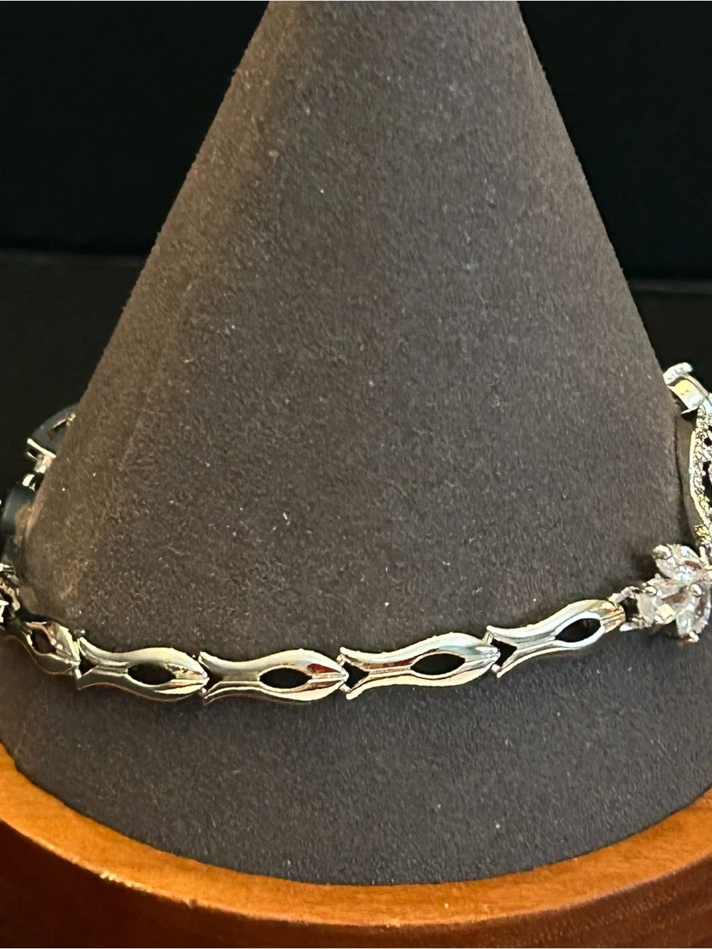 Silver-tone Floral Crystal Link Bracelet 7” With a 1” Extender Brand New